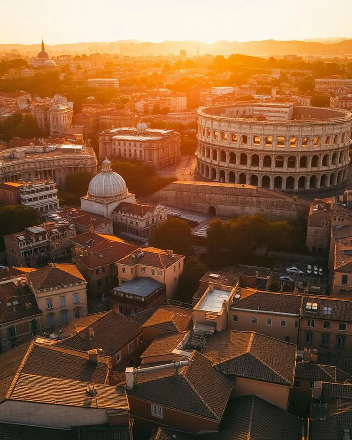 Veduta panoramica di Roma con il Colosseo al tramonto