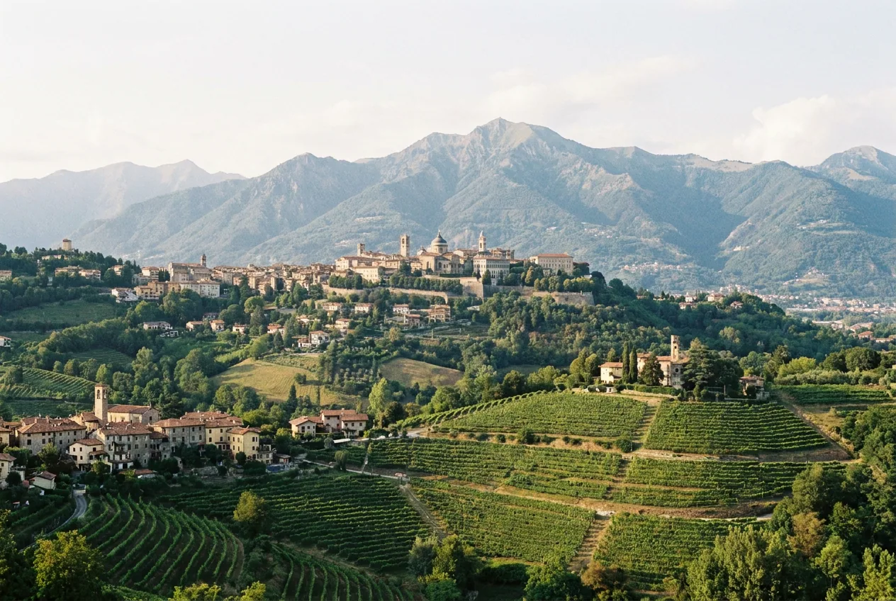 Città Alta di Bergamo con le valli orobiche sullo sfondo