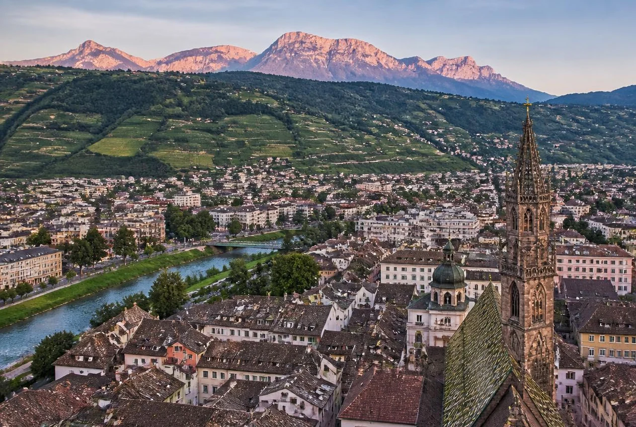 Il centro storico di Bolzano con i vigneti terrazzati della Val d'Adige