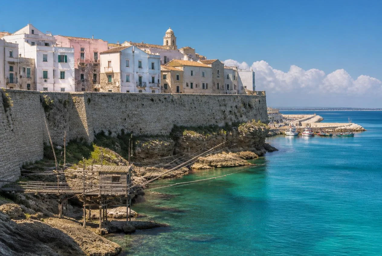 Trabucco in legno sulla costa di Termoli con il borgo antico e il mare Adriatico