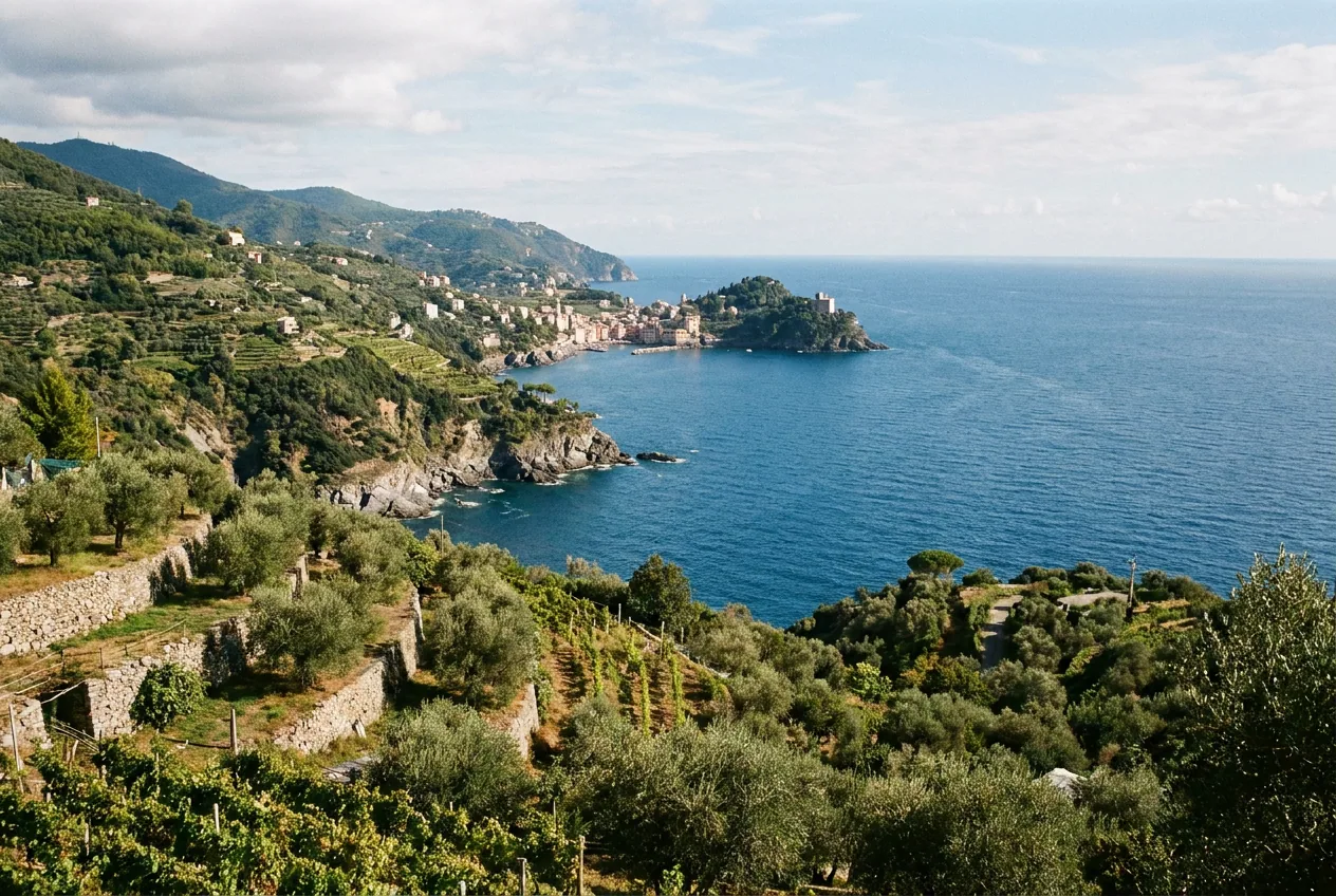 Il porto antico di Genova con il Golfo Paradiso sullo sfondo