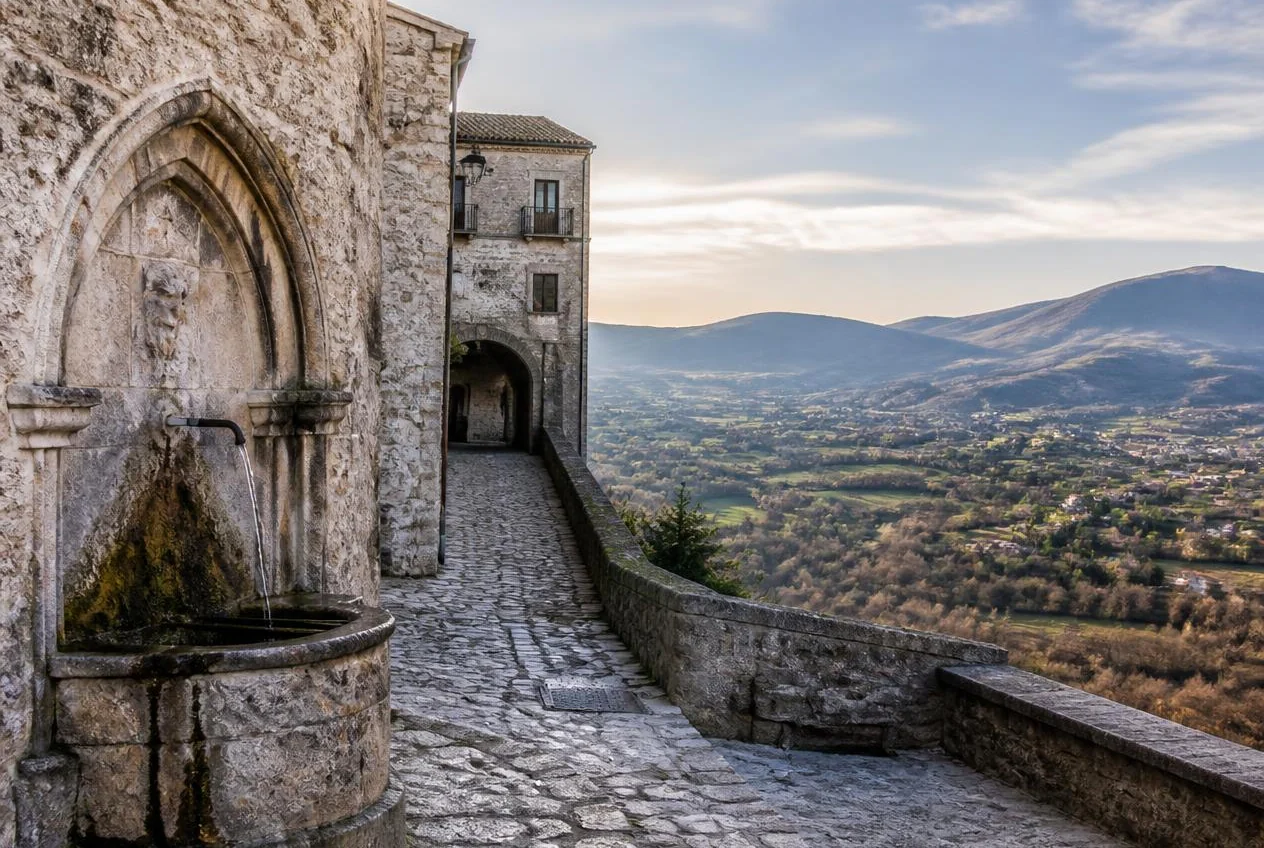 Colline coltivate intorno a Isernia con uliveti, campi e centro storico sullo sfondo
