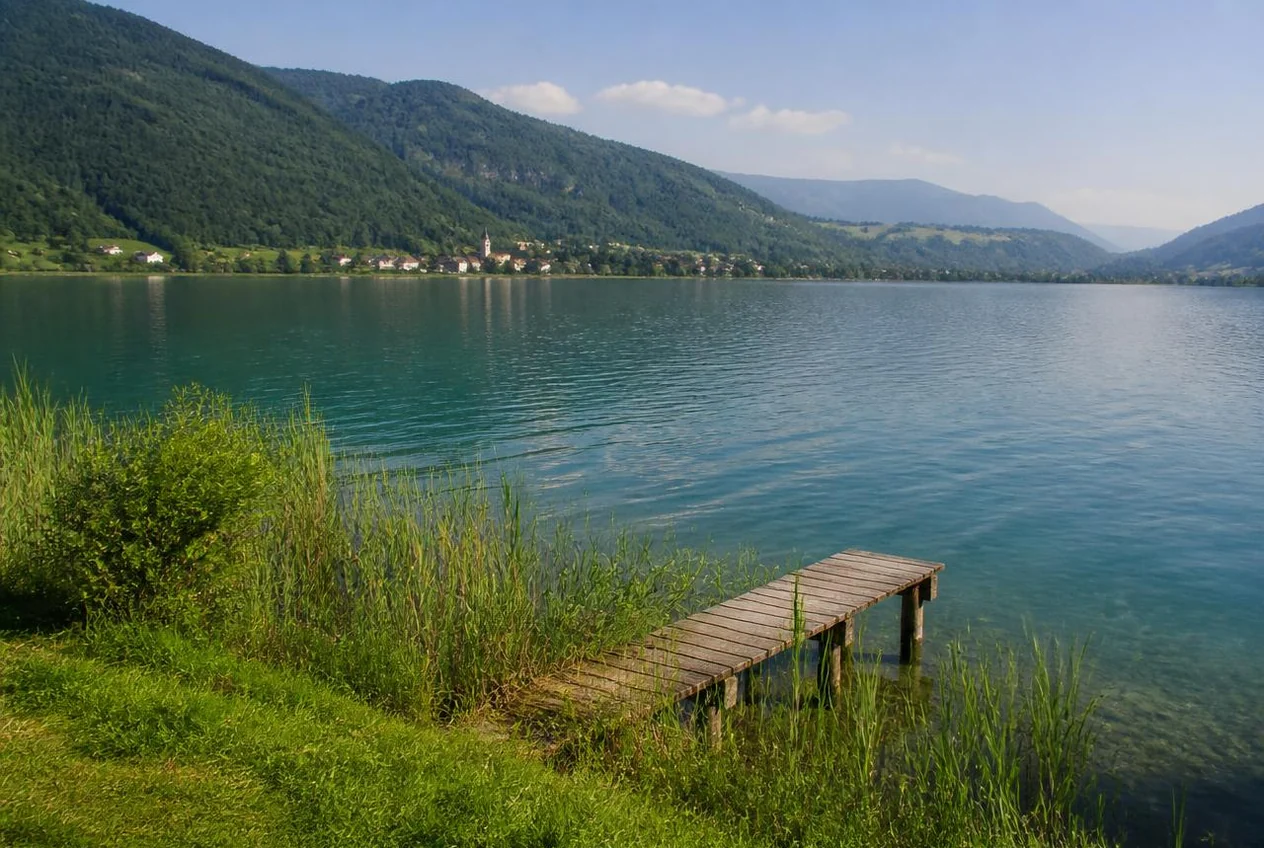 Il lago di Caldonazzo in Valsugana circondato dalle montagne trentine