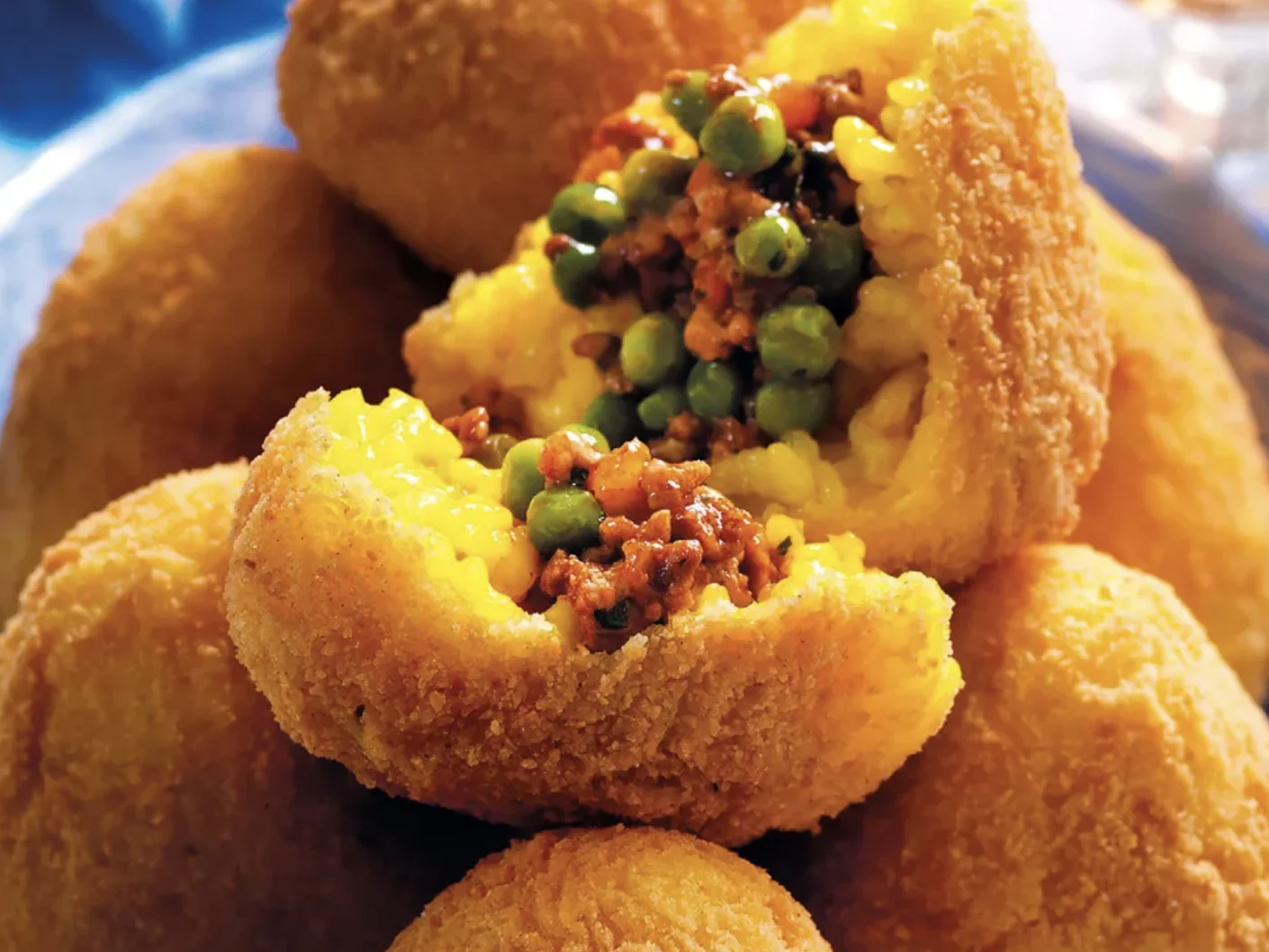 Arancina o arancino siciliano di riso fritto con ripieno tradizionale