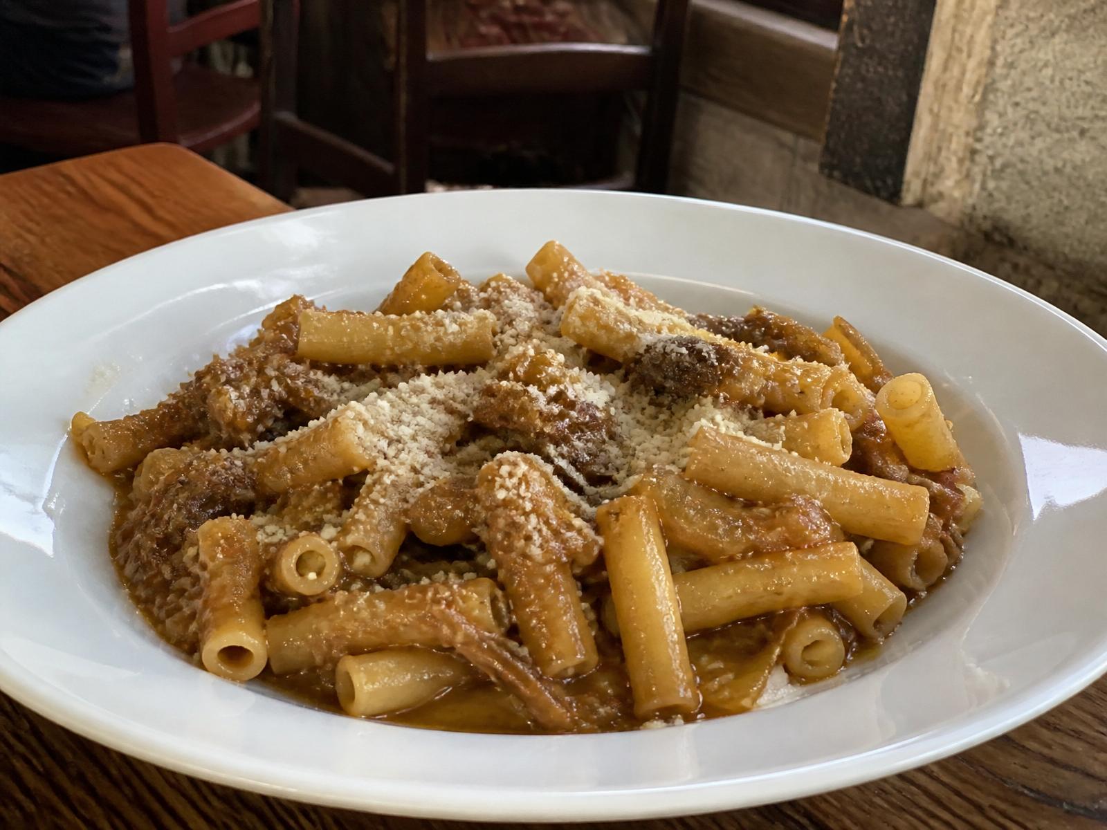 Ziti spezzati con sugo di cipolle stufate e carne di manzo, pasta alla Genovese napoletana