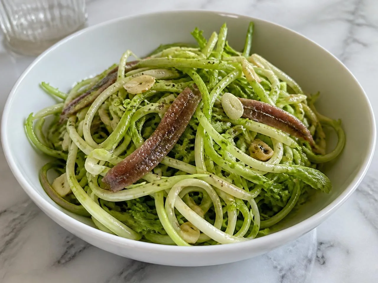 Puntarelle alla romana con condimento di aglio, alici e olio