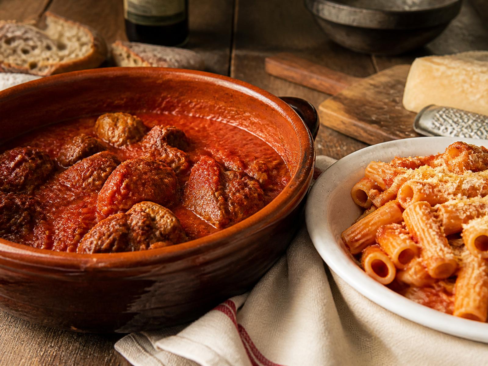 Ragù napoletano con pezzi di carne in coccio di terracotta e ziti spezzati al ragù