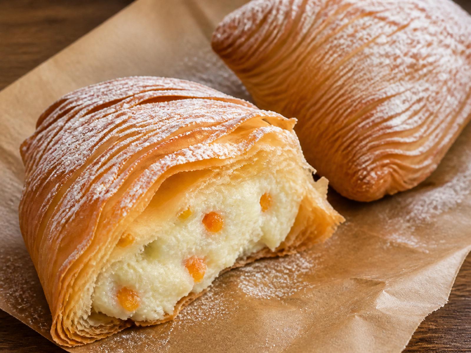 Sfogliatella riccia napoletana a strati croccanti con ripieno di ricotta e semola