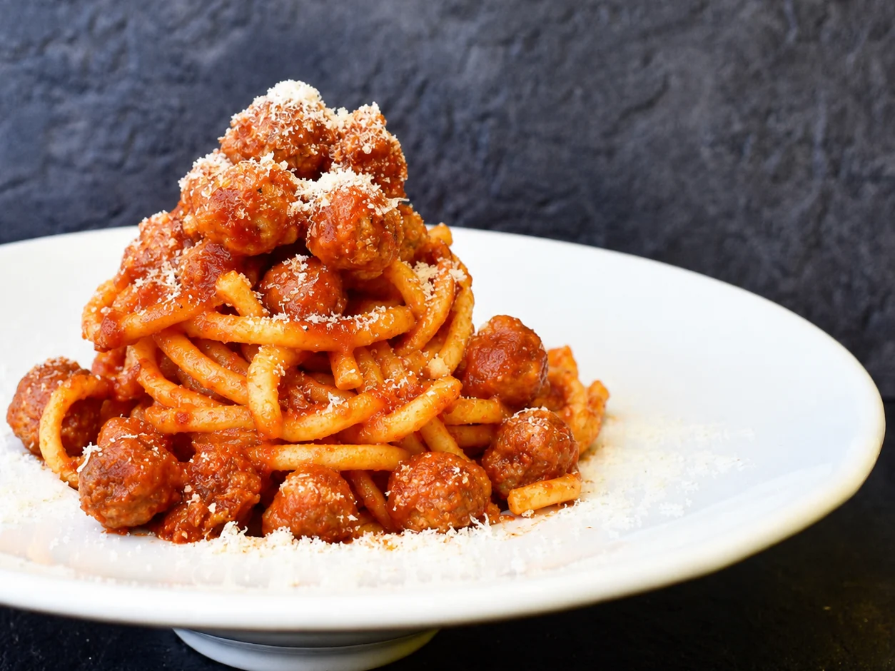 Maccheroni alla chitarra con pallottine di carne in sugo di pomodoro