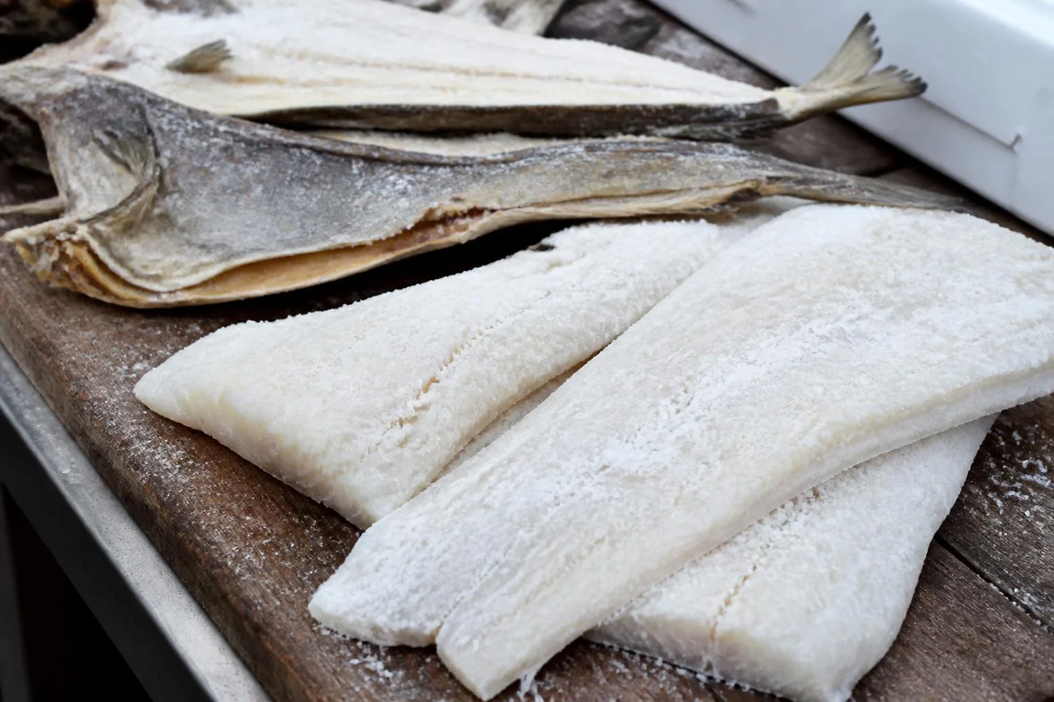 Filetti di baccalà salato prima dell'ammollo