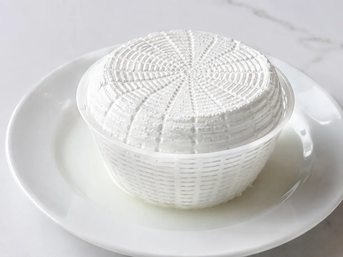 Ricotta di Bufala Campana DOP servita in fuscella