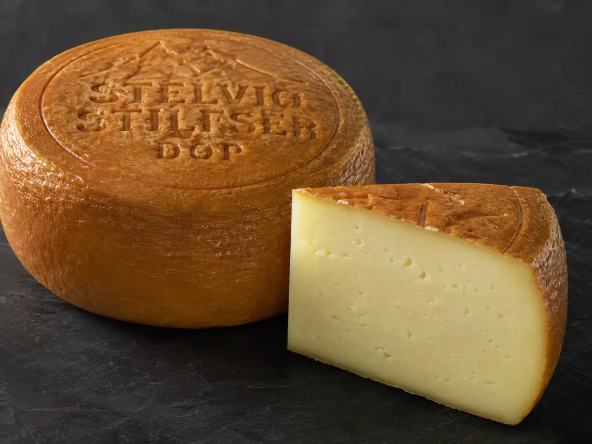Forma di formaggio Stelvio Stilfser DOP tagliata a spicchio