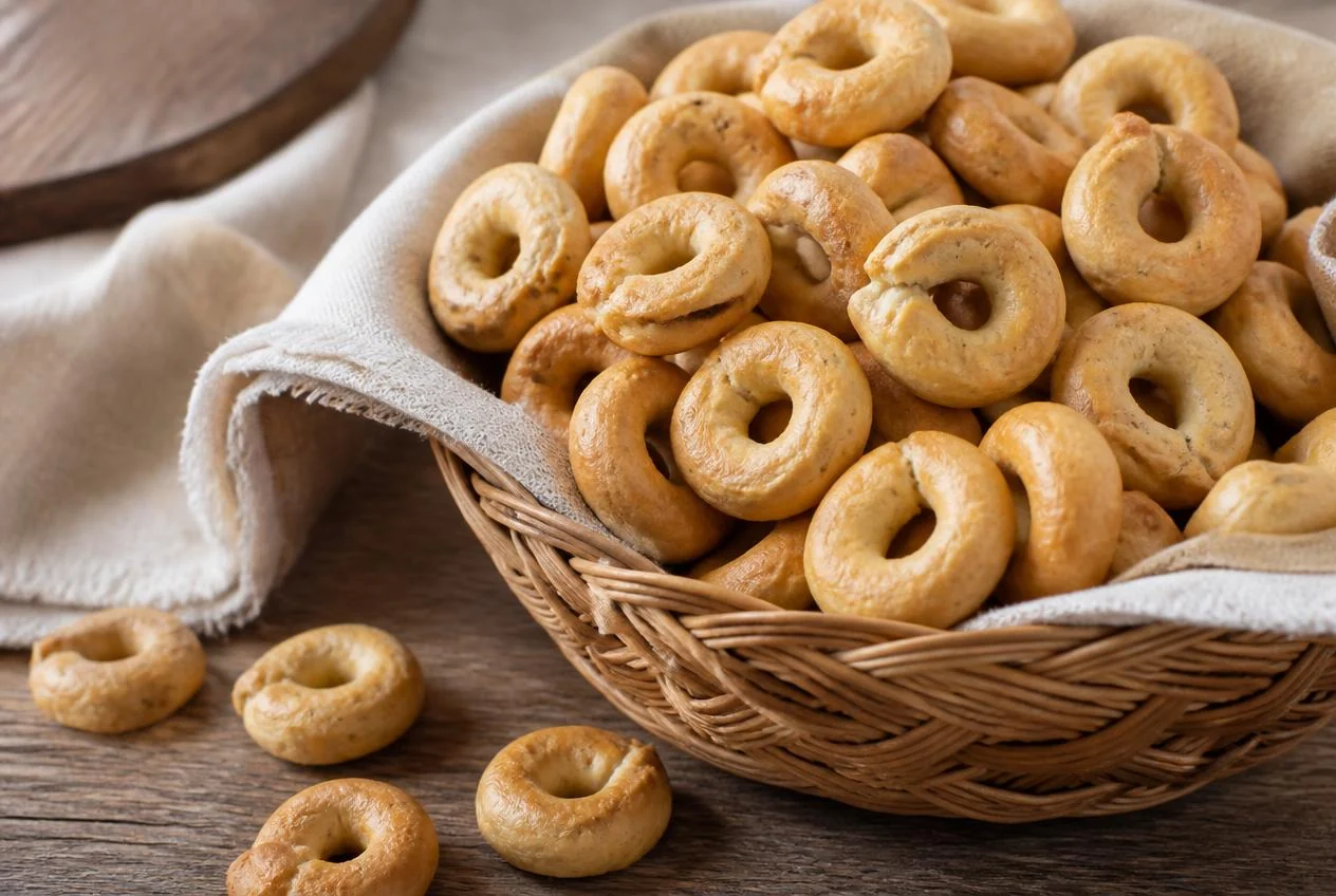 Taralli pugliesi al finocchio croccanti in cesta di vimini